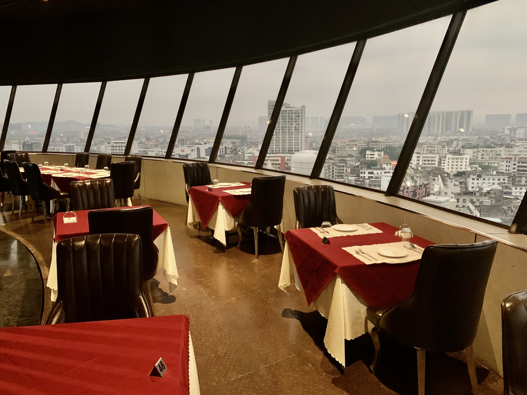 这个餐厅在维也纳酒店的15层,每天晚上的6点半开始旋转,本来这里可以