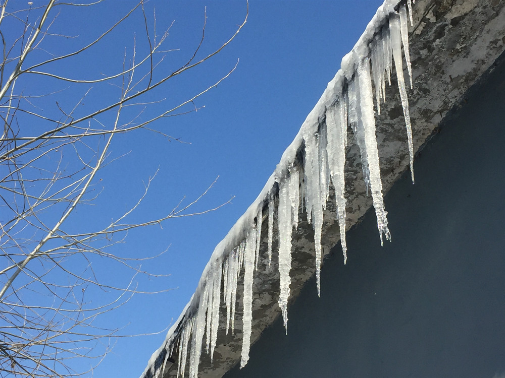 难得一见的儿时冰溜子,大雪后挂满房檐