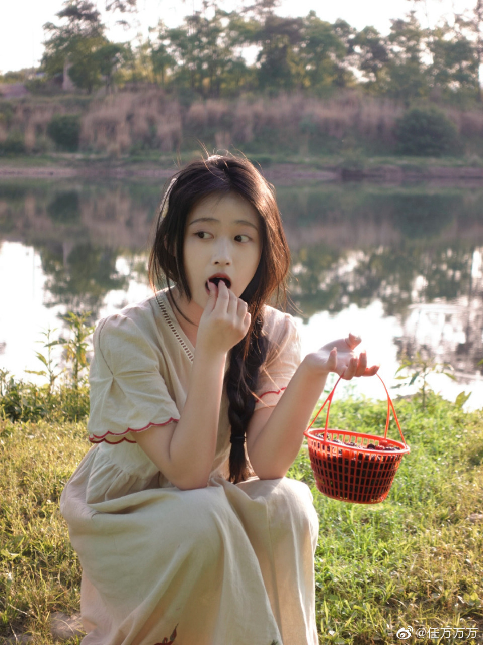 浠水边的大辫子少女～任万万