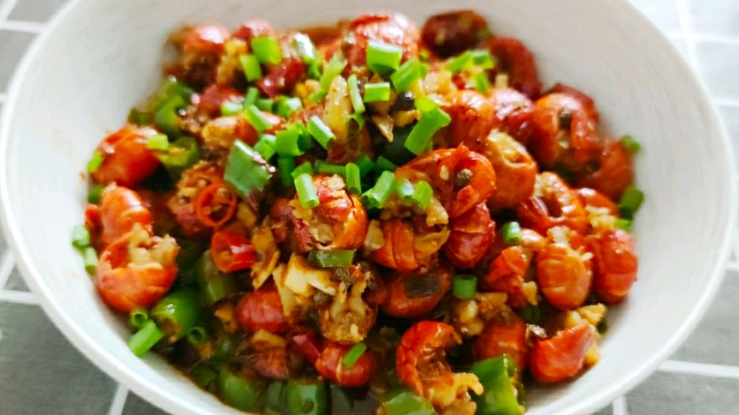 在家做龙虾尾吃,家常做法香辣过瘾,小喝两口