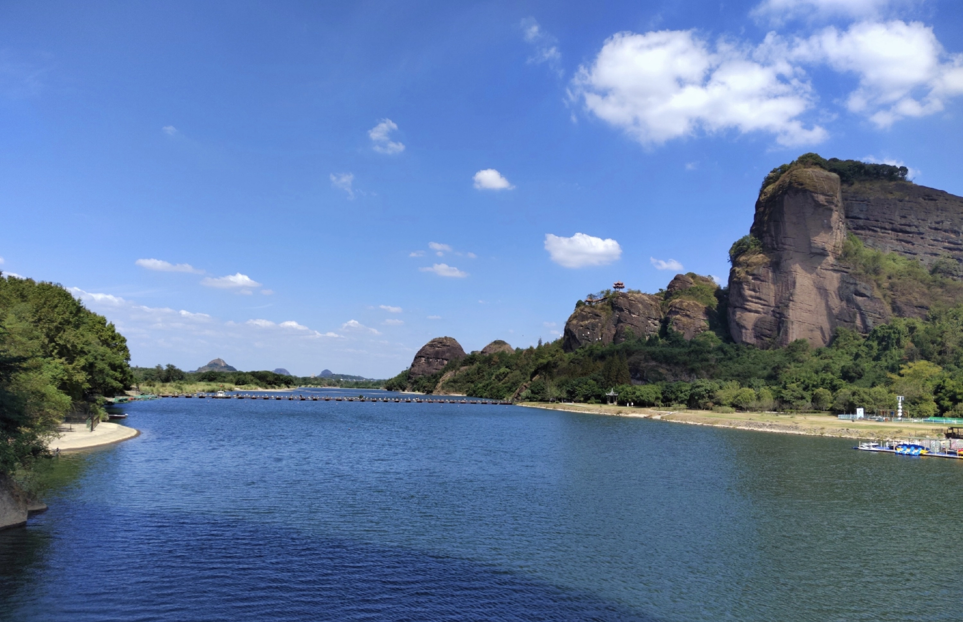 以砂岩为主故山体矮小,没什么高强度的爬山项目,主要是山水观景休闲游