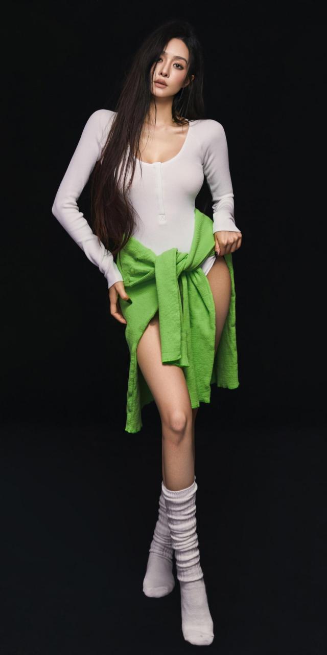 她的眼神充满了活力和热情,体现了她独特的个性和魅力.