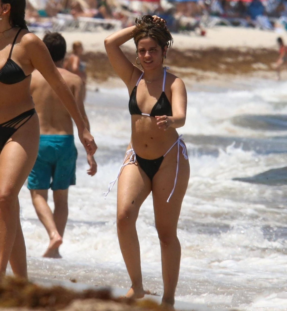 美国歌手卡米拉卡贝洛身穿黑色比基尼,海滩度假