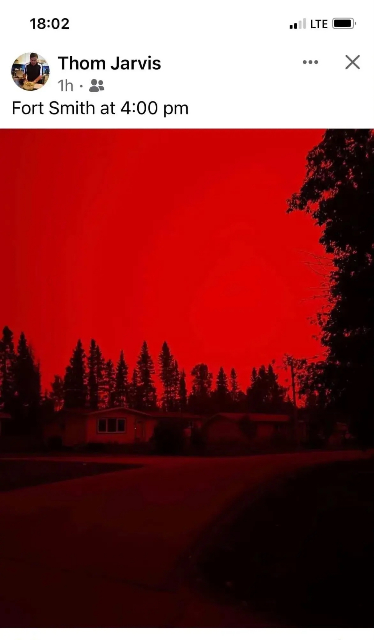 加拿大山林大火导致的血红色天空,郑重声明:无滤镜!