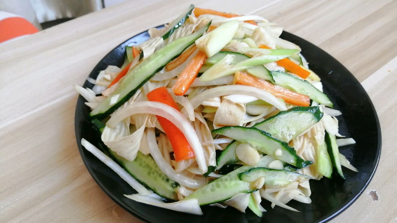美食A计划之凉拌豆皮,两把豆皮配黄瓜,吃盘凉菜真过瘾
