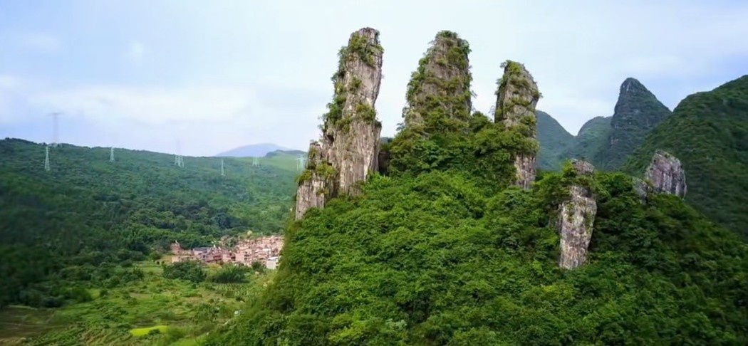 海南岛五指山风景区,海南的象征性景区,也是海南第一高山