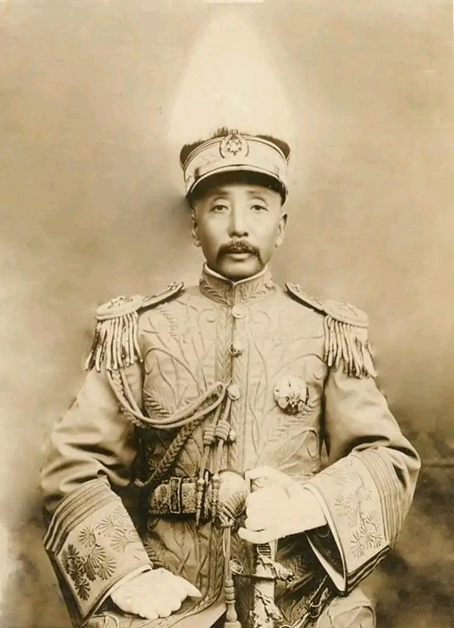 公元1927年,荣膺中华民国陆海军大元帅的张作霖.