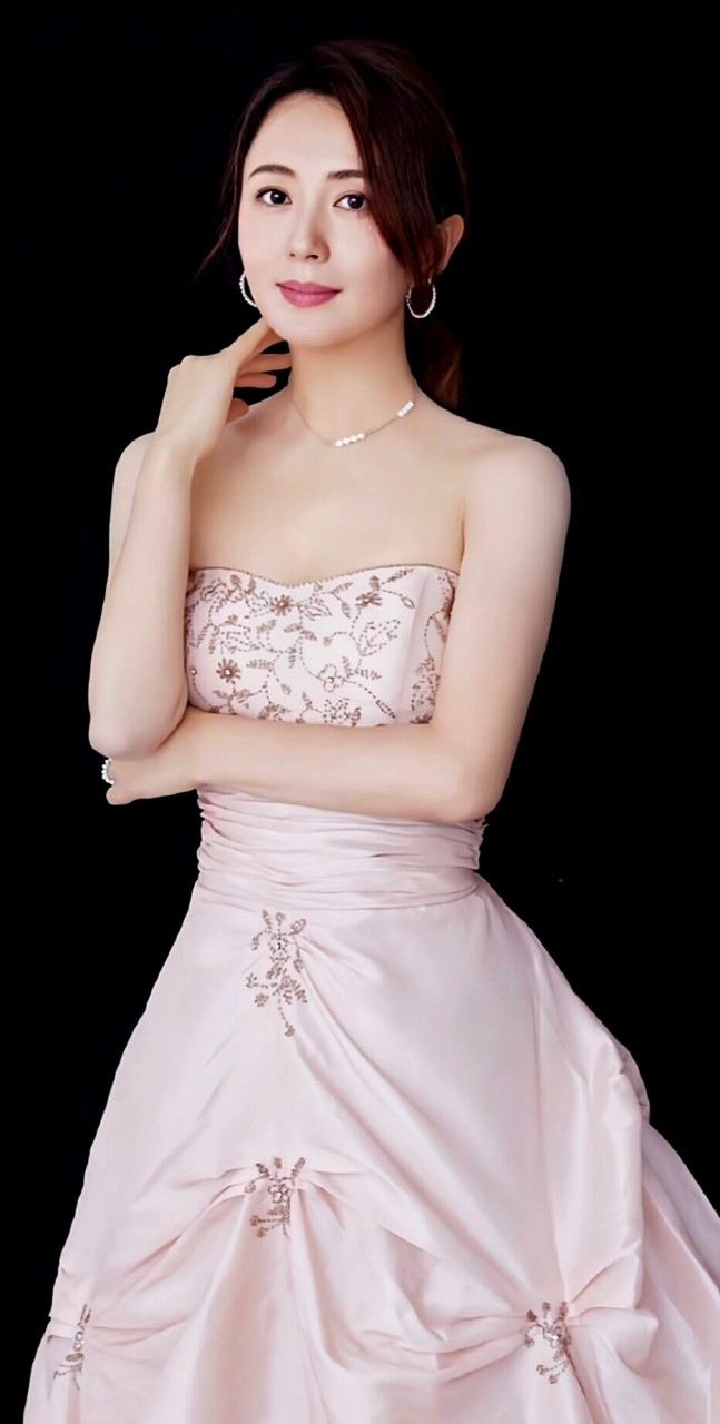 一直以来杨童舒都给人以温婉贤淑的感觉 ,她不仅努力在事业上获得极大