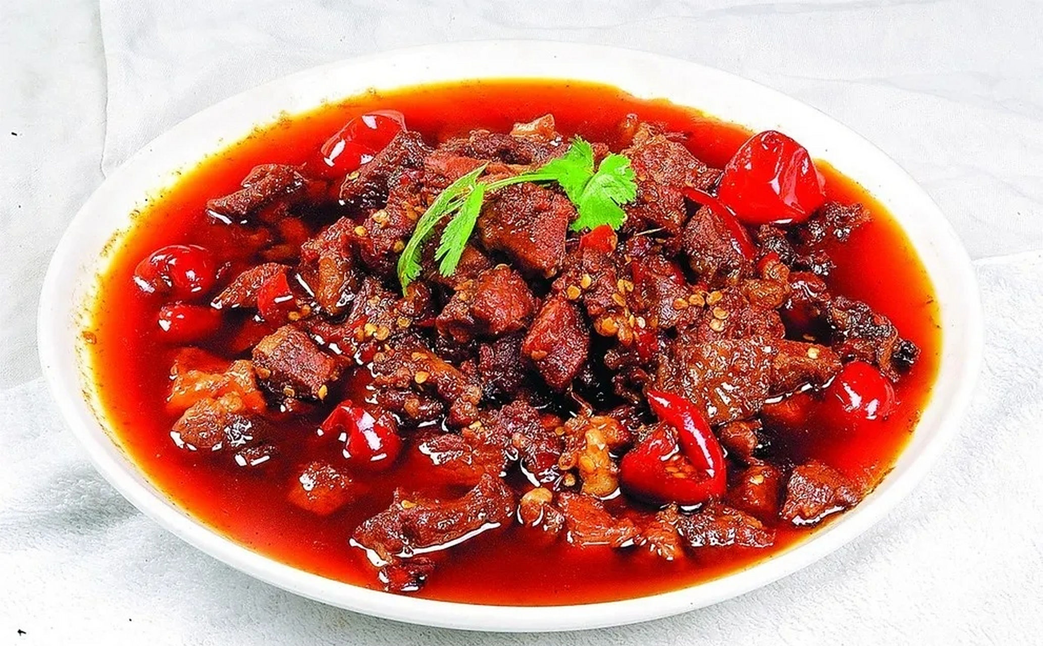 红烧牛肉是一道经典的传统名菜,属于川菜系列.