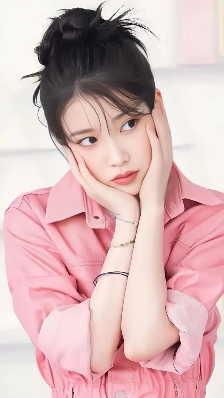 李知恩作为一位韩国女歌手,演员,不仅拥有甜美的嗓音,还拥有清新退鬃