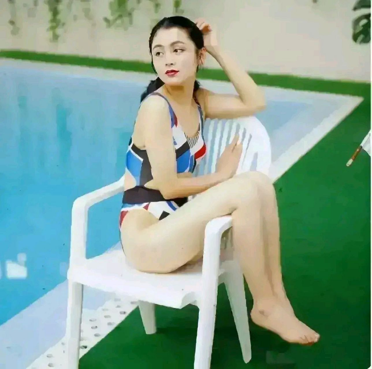 照片中陈红五官精致,化着精致的妆容,身穿性感的泳衣,肤白貌美大长腿