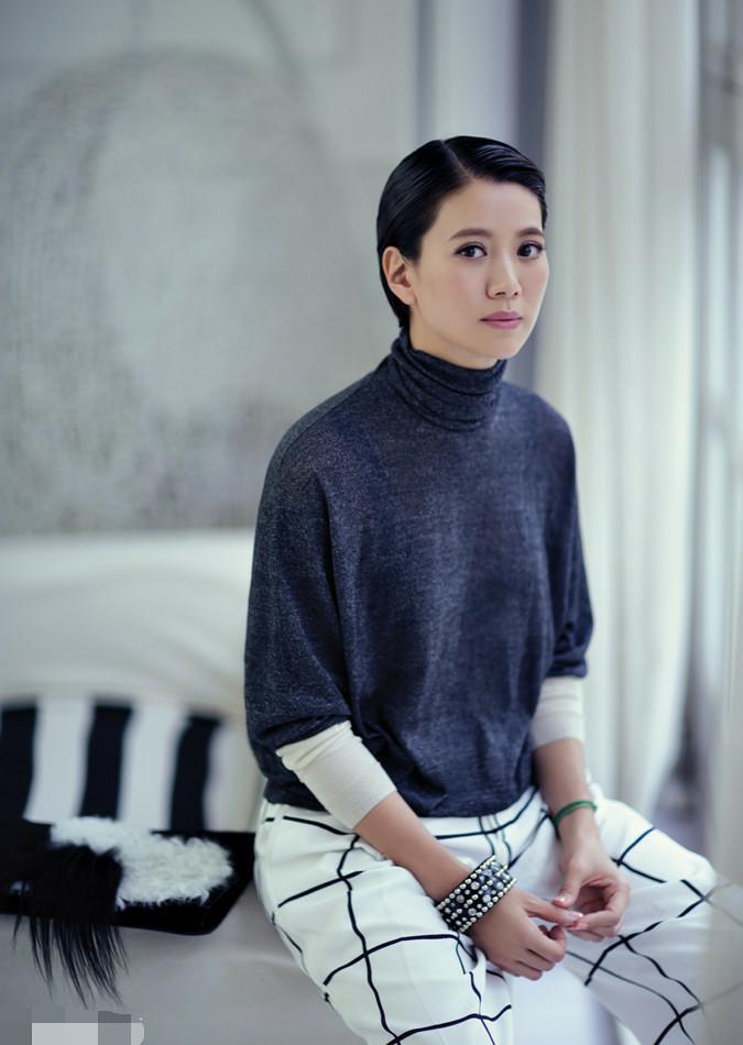 袁咏仪真是"扮嫩高手",堪称50 女人的穿搭模板,简约而高级