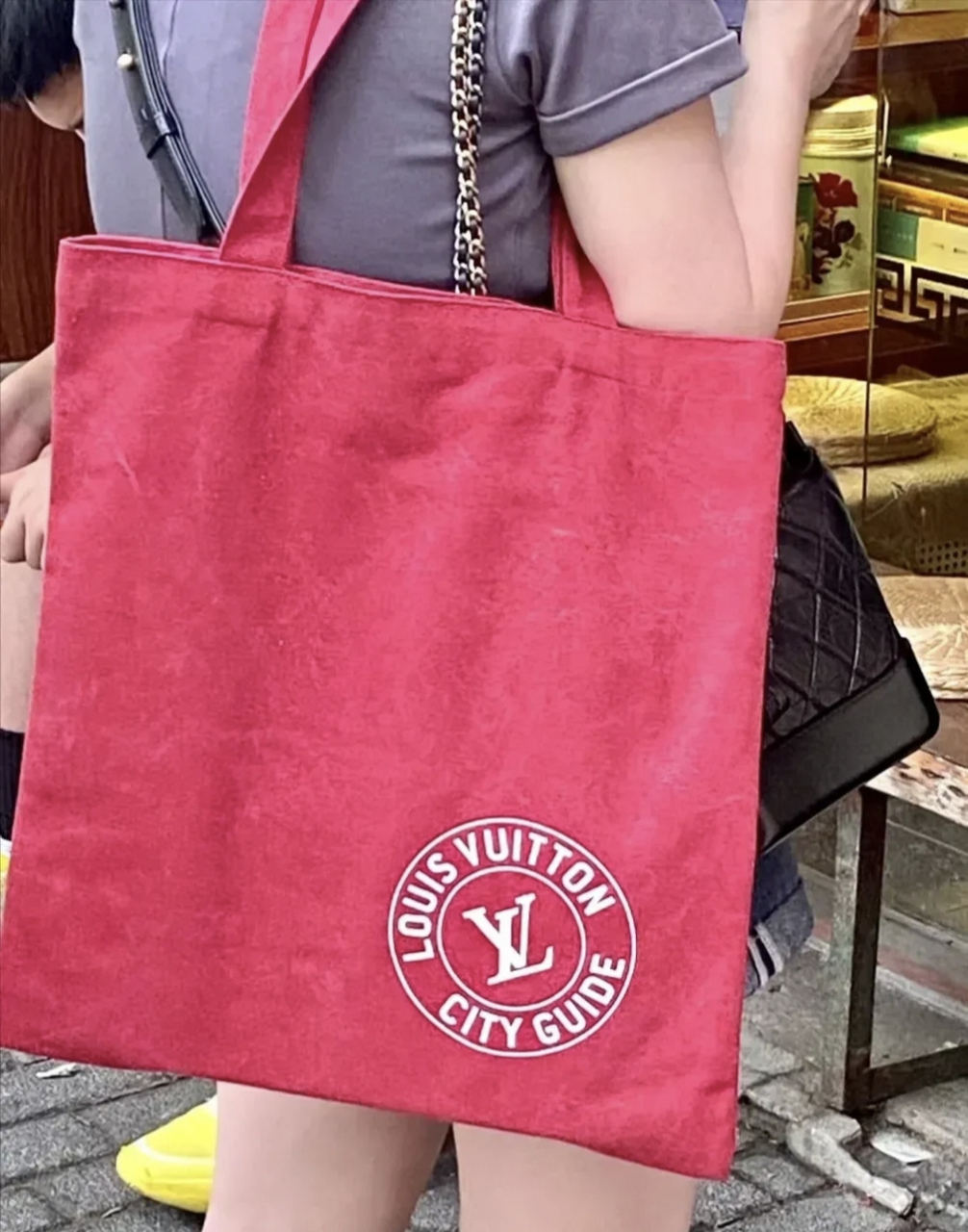 这可能是今年最大的笑话,lv的帆布包撕开了部分国人爱慕虚荣的底线.