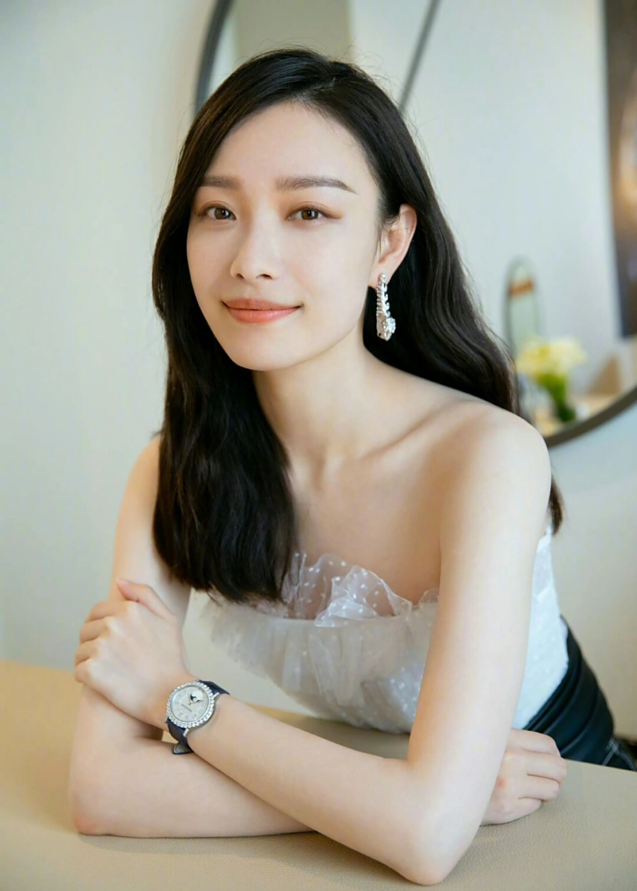 倪妮图片分享,明艳大气的美.