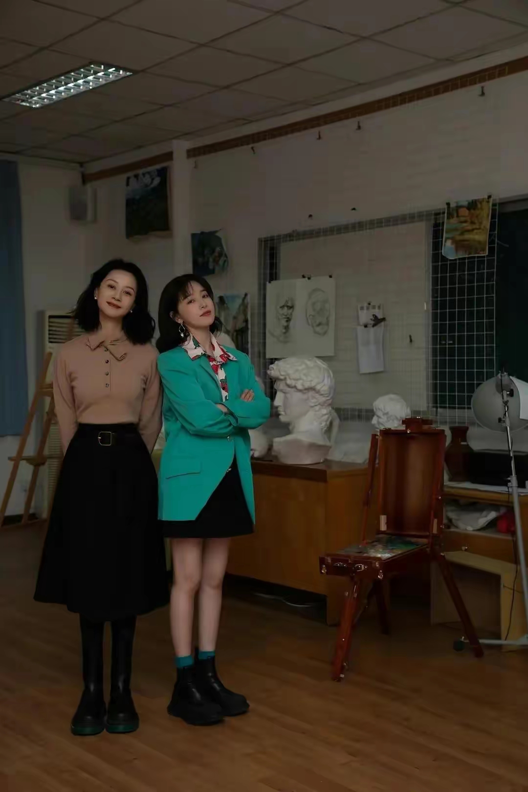 阚清子,倪虹洁《突如其来的假期》:现代都市港风穿搭有多绝美?