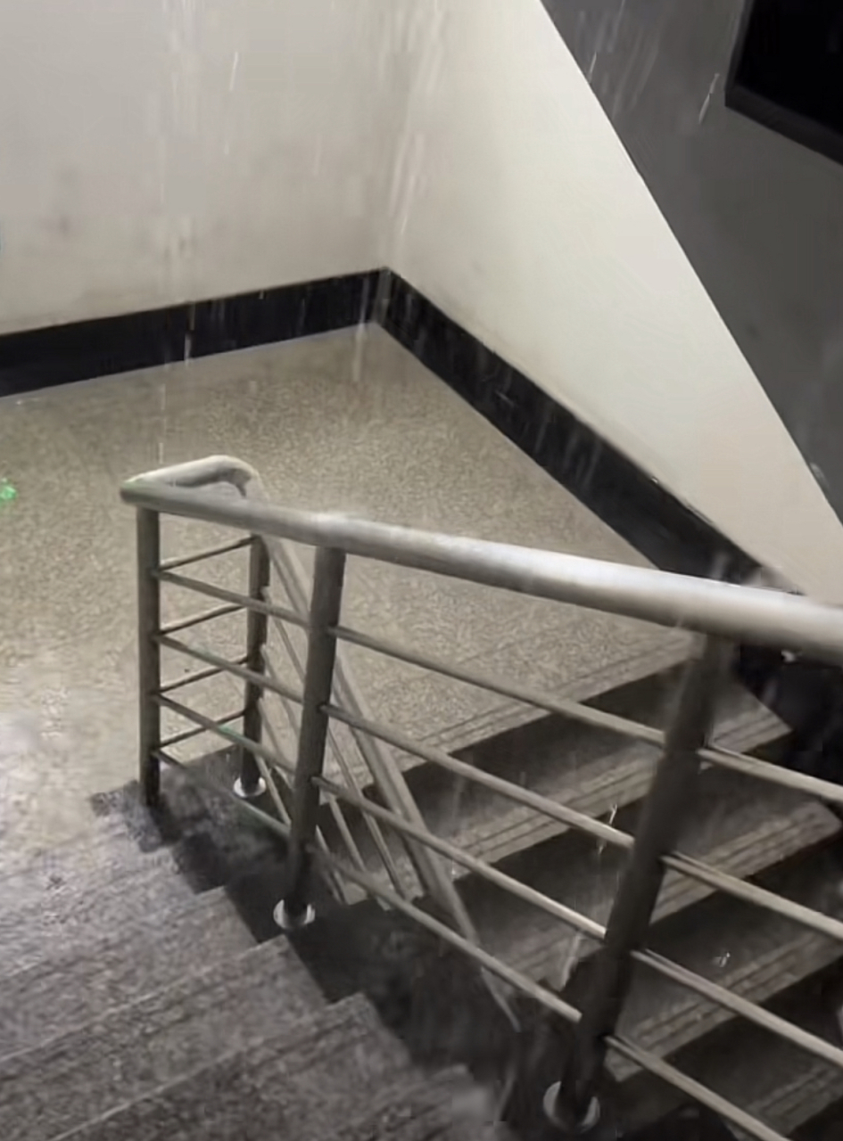 苏州暴雨导致高档小区楼梯间漏水严重!