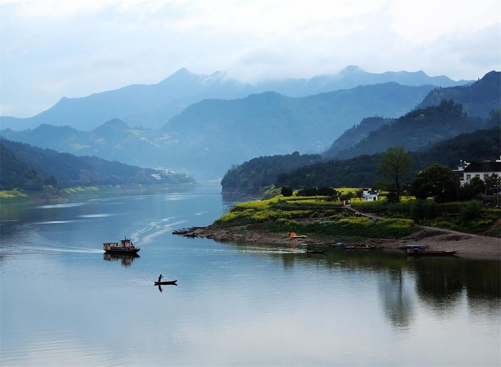 安徽歙县深渡镇是进入新安江山水画廊风景区的游船码头,新安江山水