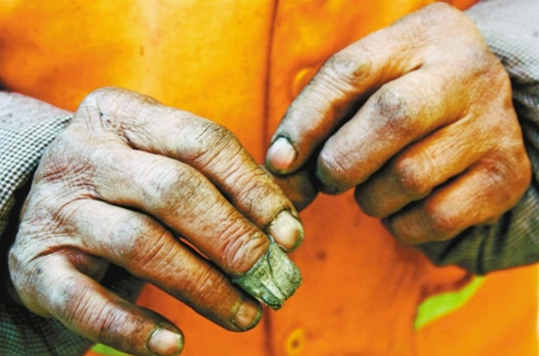 痛心!12月29日,山东临沂一名老年环卫工冻死在街头!