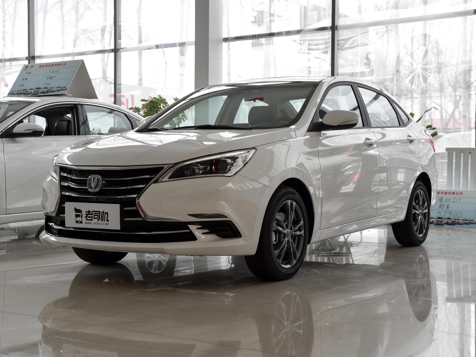 长安的紧凑型小车,配置高还省油,实拍逸动dt