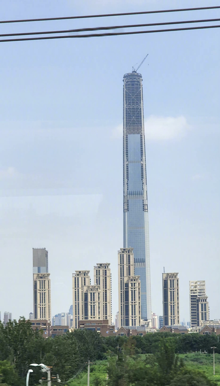 据说这是全球最高的烂尾楼,天津117大厦 造价600多亿. [吃鲸]