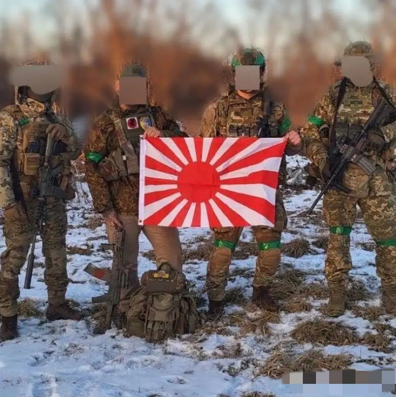 日本雇佣兵在乌克兰前线居然晒出旭日旗,并有士兵写着武运长久,以