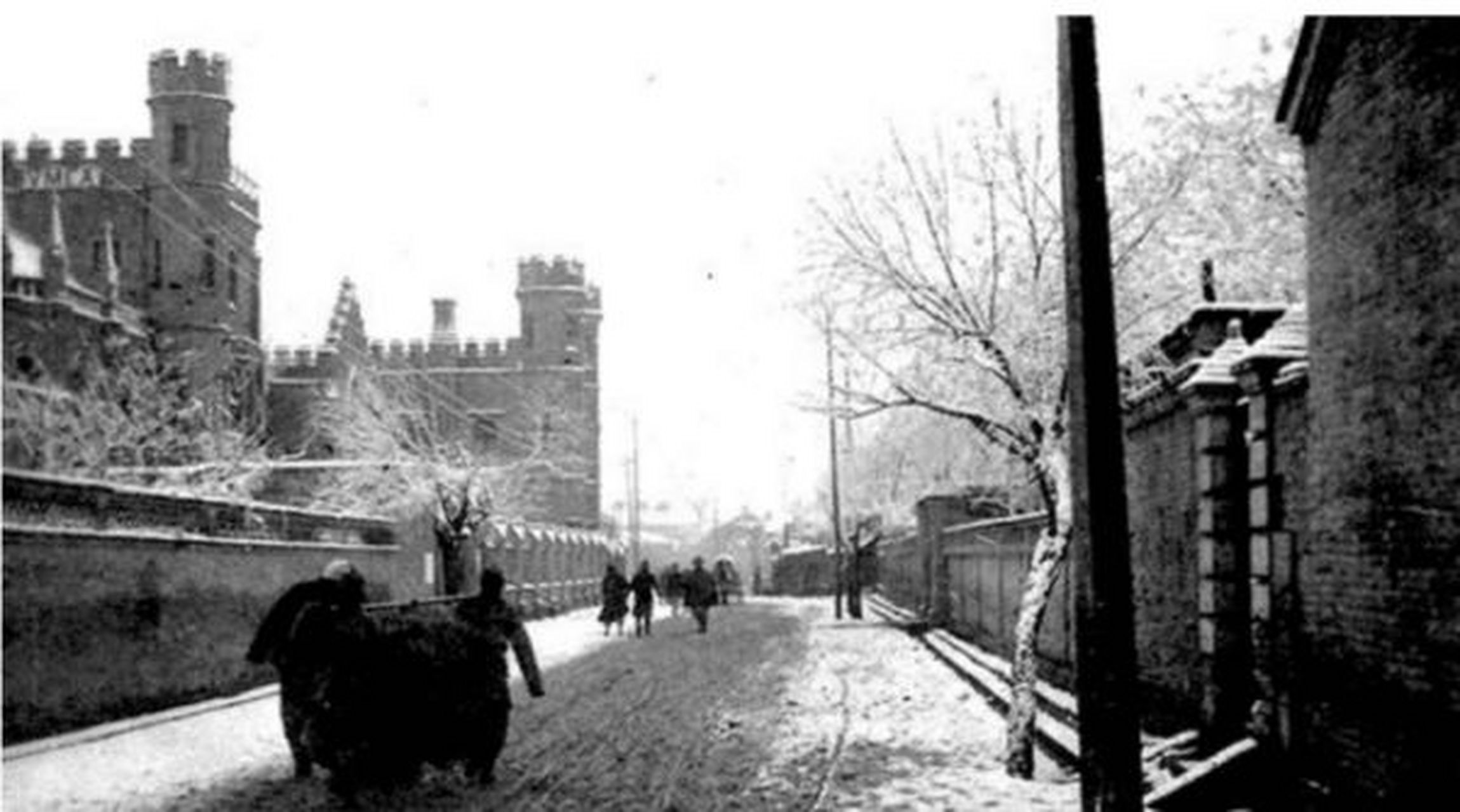 老照片  民国时期  冬天的天津城,房屋和树上有一层薄薄的积雪,道路