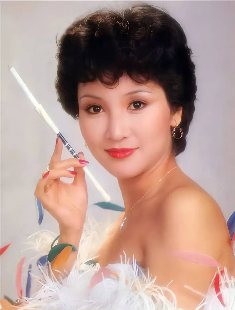 1985年的一个深夜,谢贤前妻狄波拉浓妆艳抹后,出现在了赌王何鸿燊房中