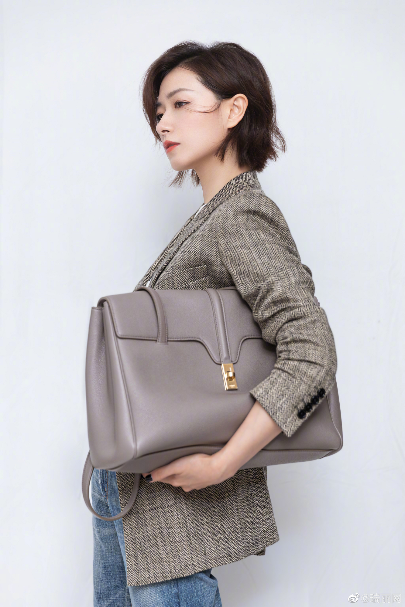 万茜身着celine格纹外套搭配卵石色包袋,个性鲜明又独特