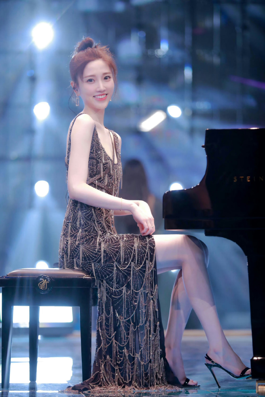 张纯烨  高跟凉鞋美jio