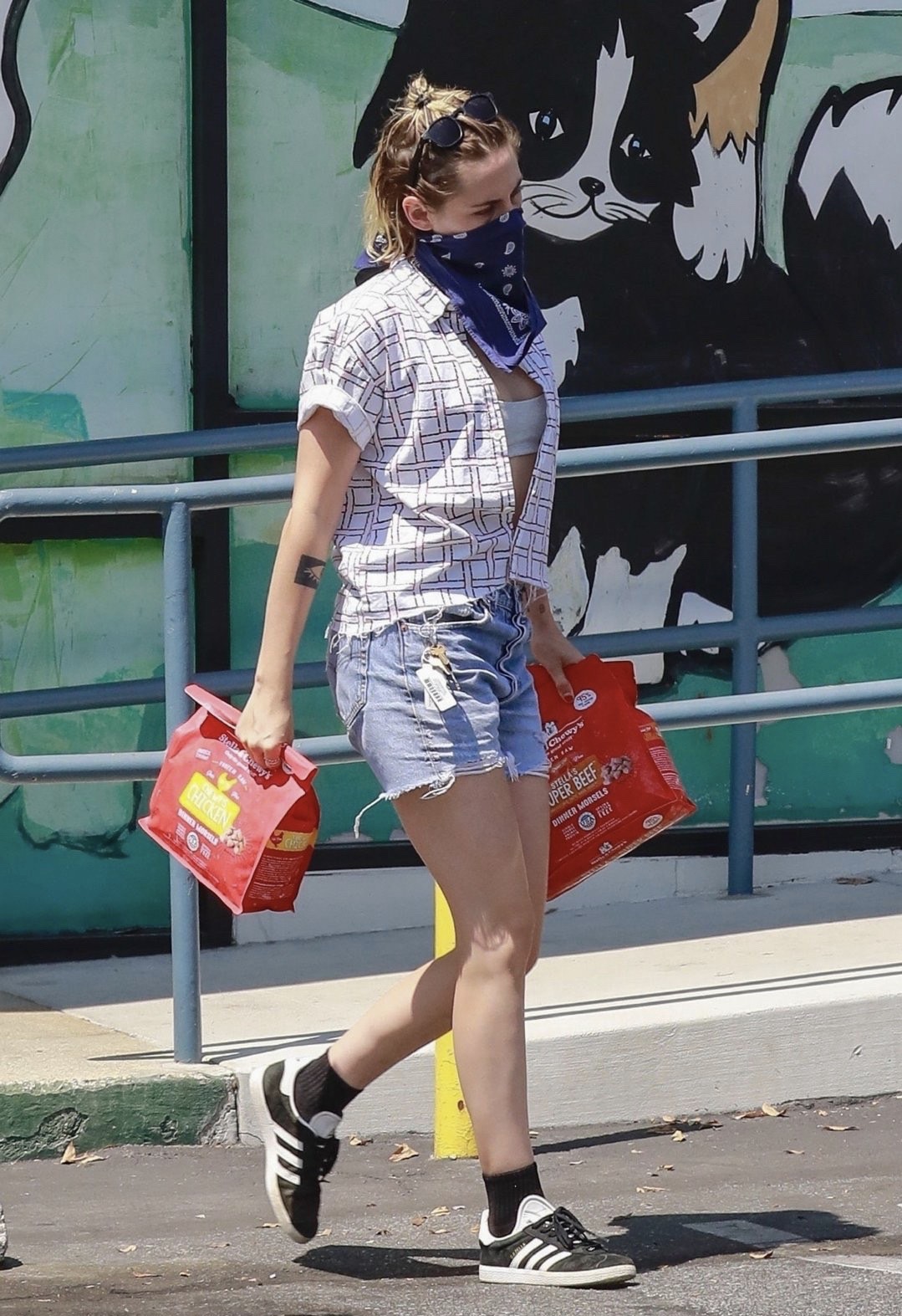 太甜蜜了!克里斯汀·斯图尔特和女友dylan meyer洛杉矶新街拍