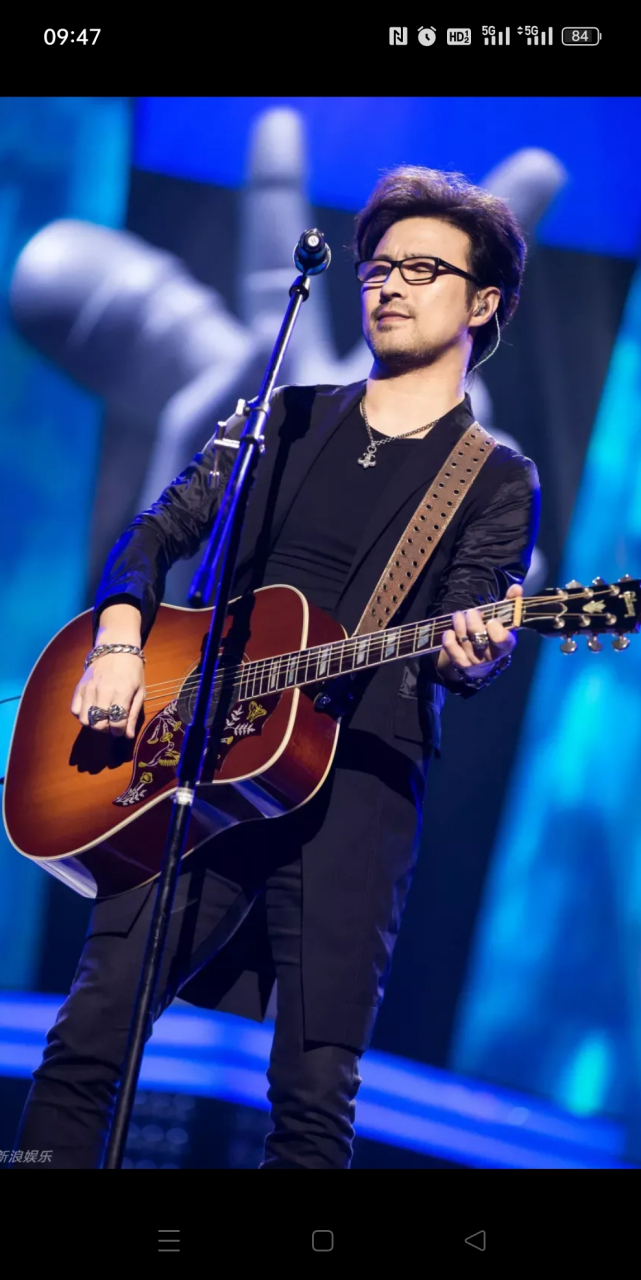 为什么同样是过气歌星,周传雄,张信哲演唱会一票难求,汪峰演唱会却上