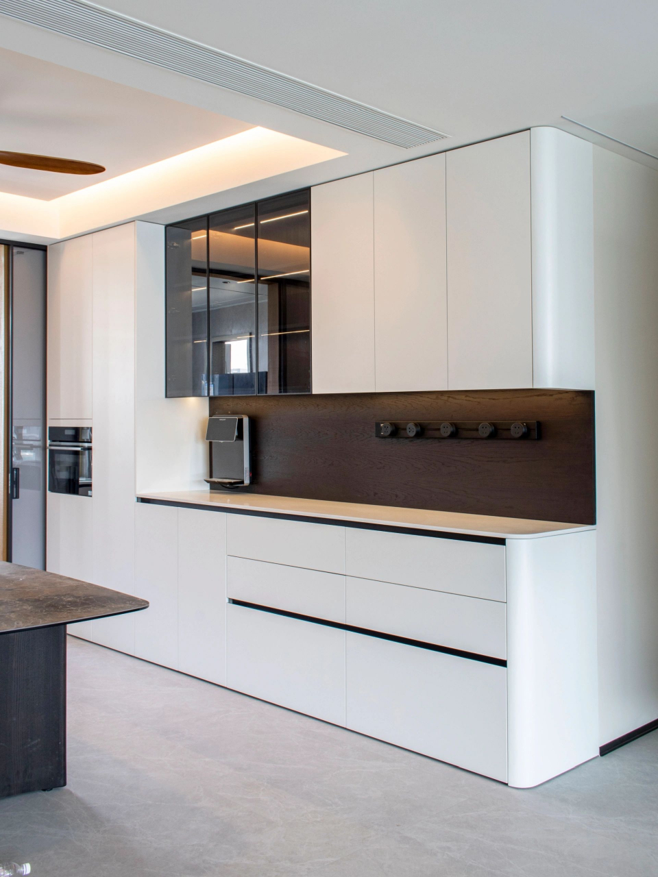 柜子拐角做圆弧,主打安全,颜值只是顺便 #家的一万种可能# #全屋定制