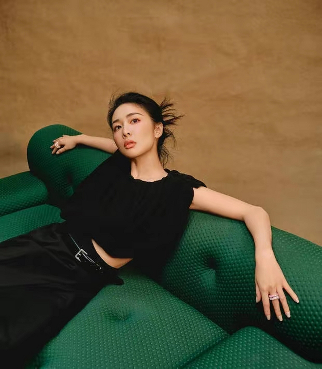 高叶最新杂志大片御姐范儿足 黑色短上衣秀劲瘦腰肢    5月26日,高叶