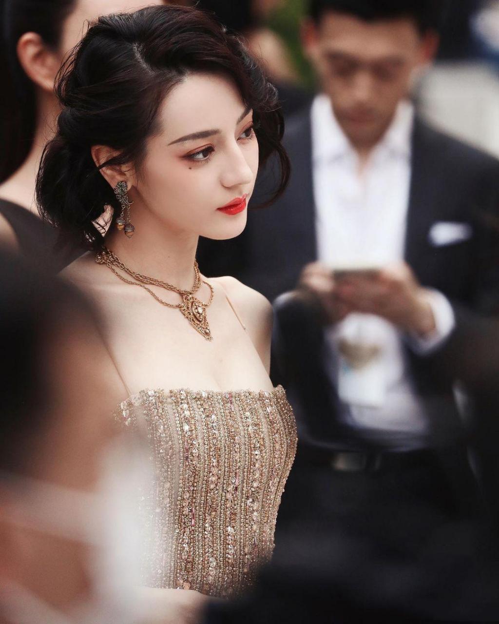 迪丽热巴吊带金色鱼尾礼服性感优雅,你心动了吗?