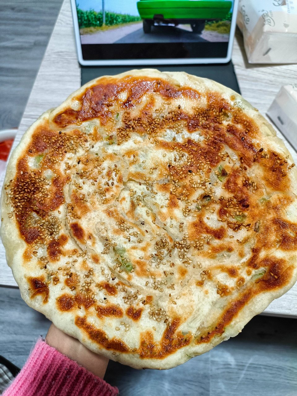 这个发面葱花饼真的好好吃,发面的好消化,老人孩子都可以吃,外脆