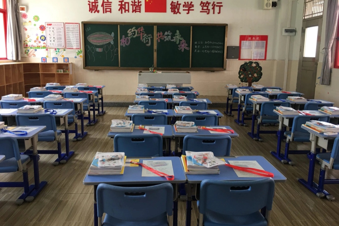 开学前的仪式感卷起来了!老师精致布置教室,却引来不少质疑