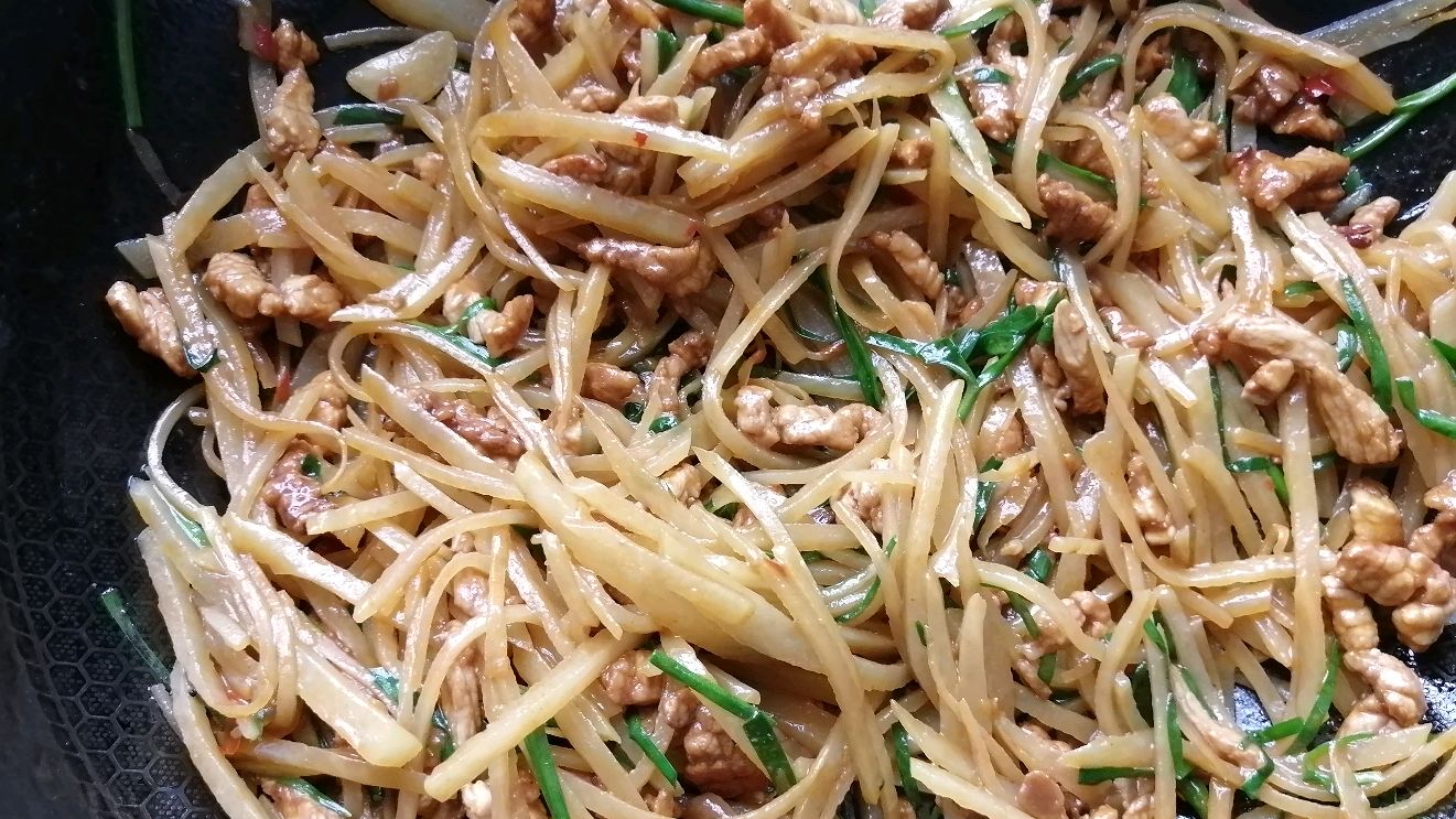 百吃不厌的美食,韭菜土豆丝炒肉