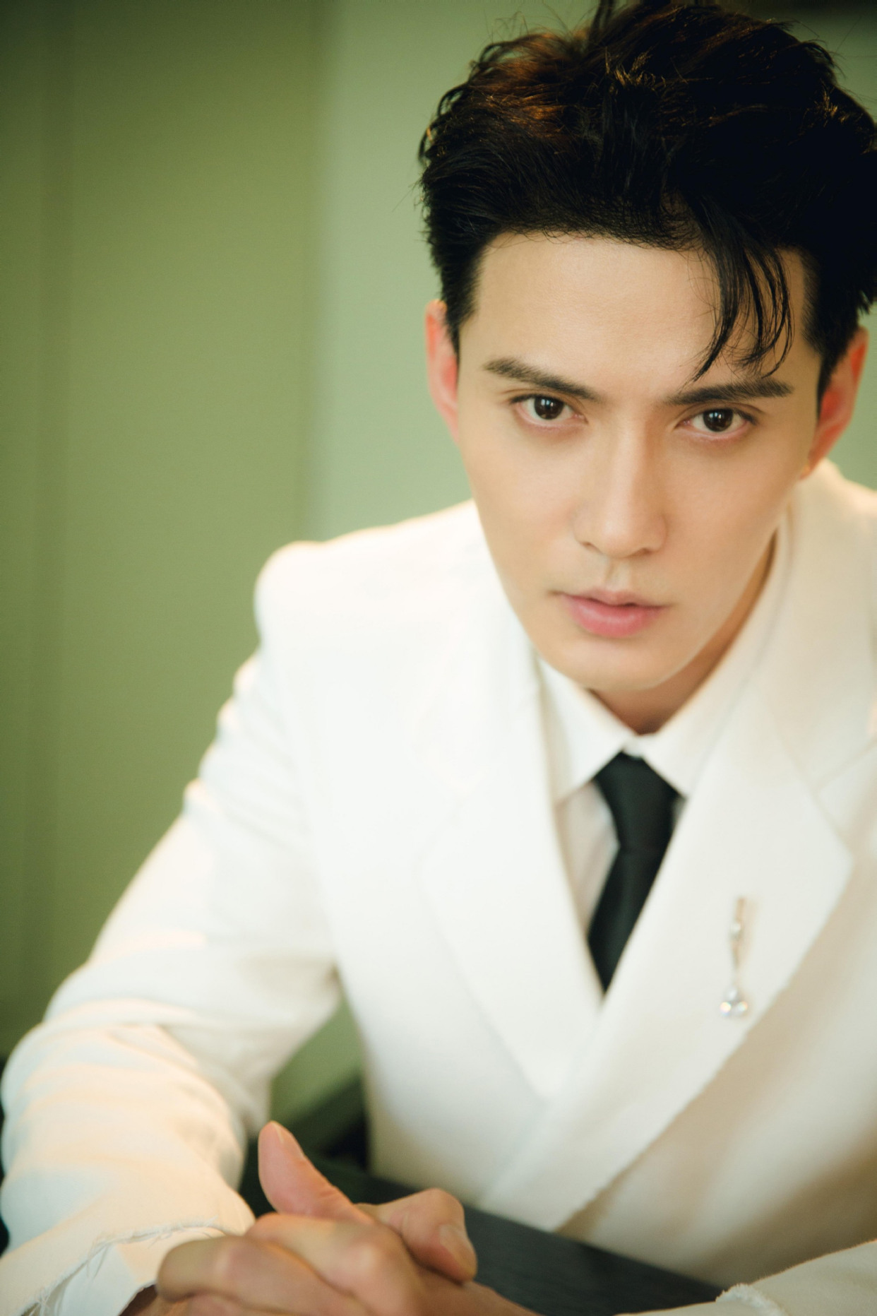 徐正溪参加品牌活动,白色西装搭配黑色裤子,经典耐看!