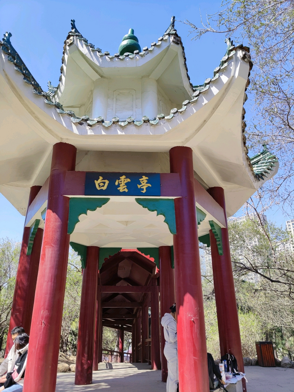 沈阳南湖公园里的步云廊,白云亭.