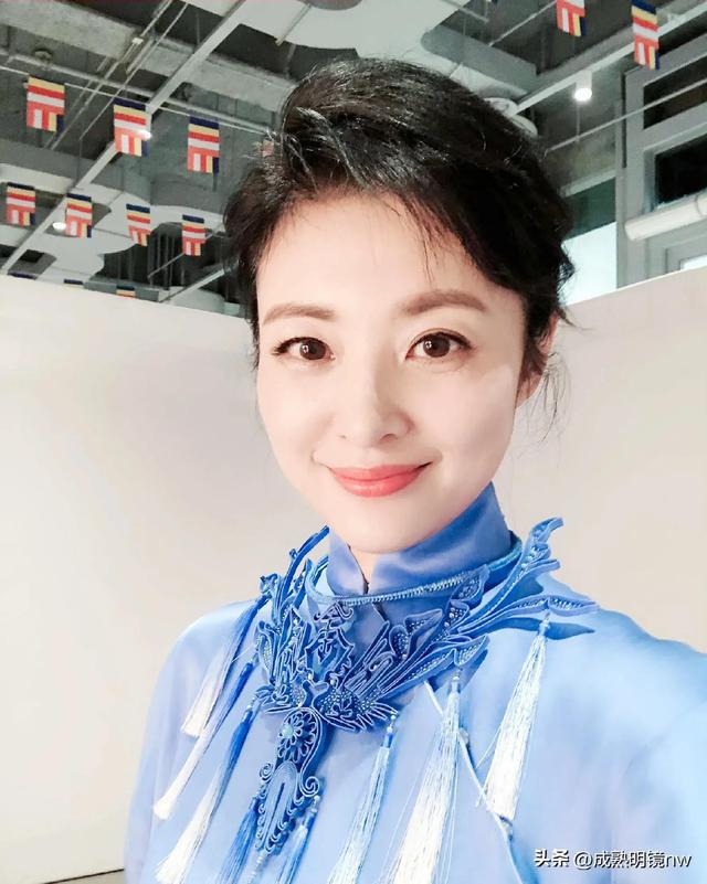 周涛和董卿都是中国央视的知名女主持人,但她们选择了不同的路