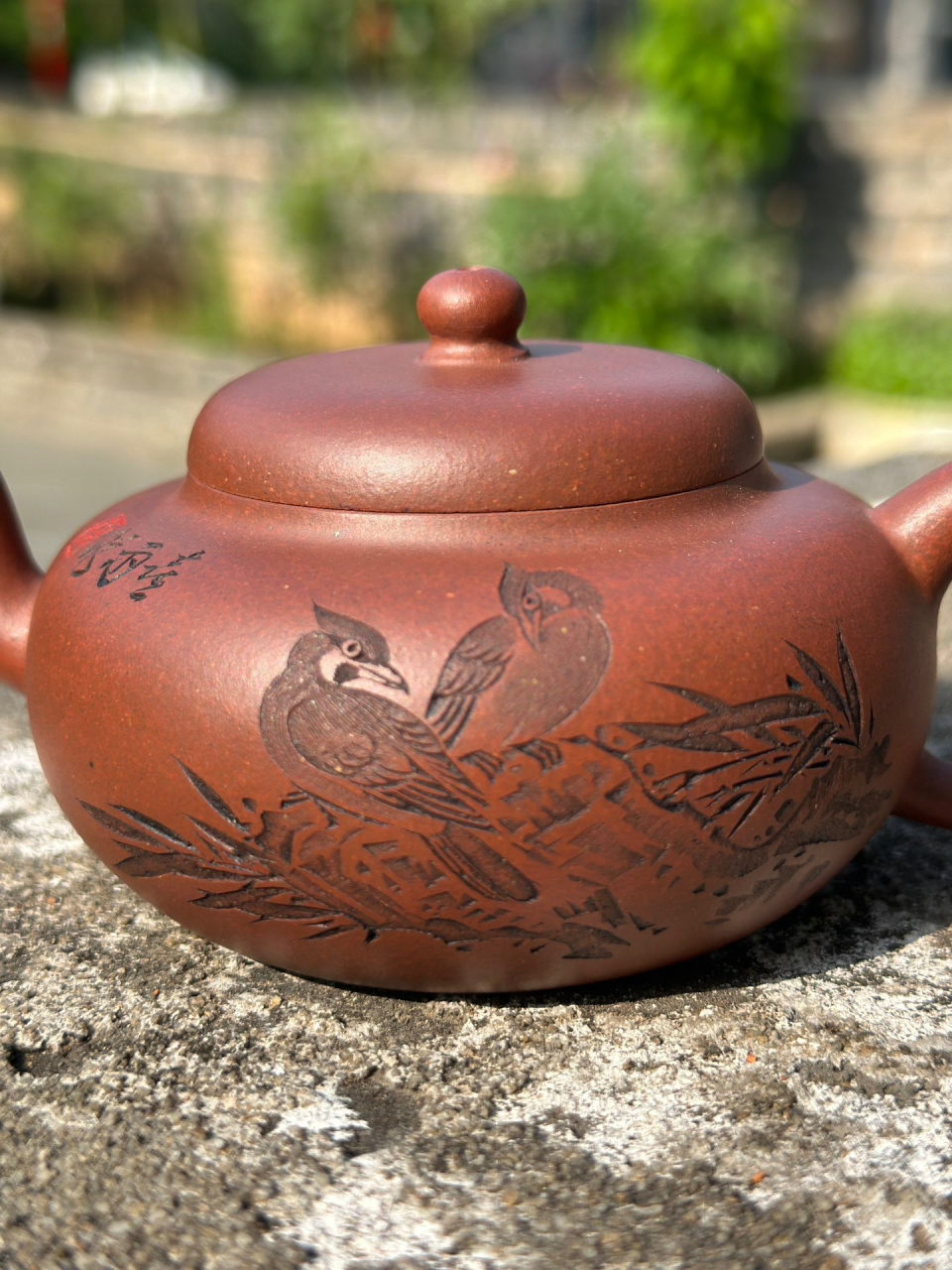 有"中华神刀"美誉  杨喜雨老师被誉为"中华神刀",身怀绝技,紫砂刻绘