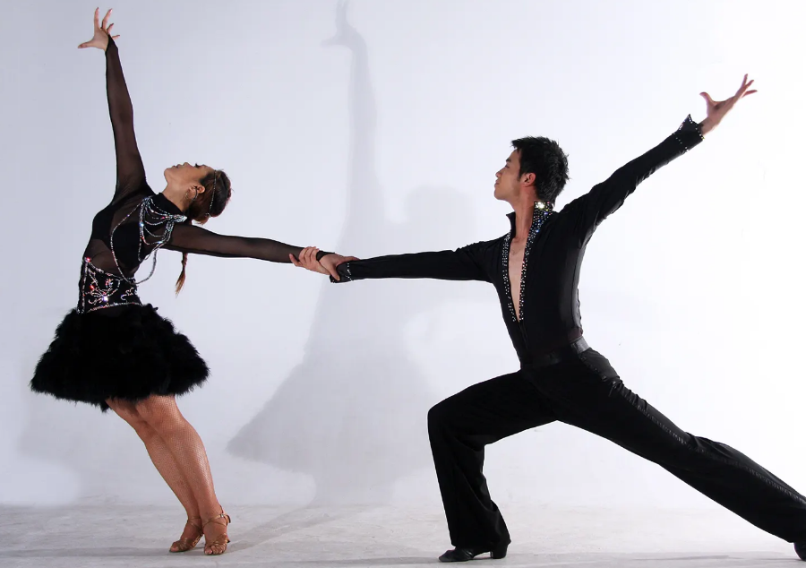 拉丁舞在表演中讲究动作与情感交融,身体姿态是重要的判断标准