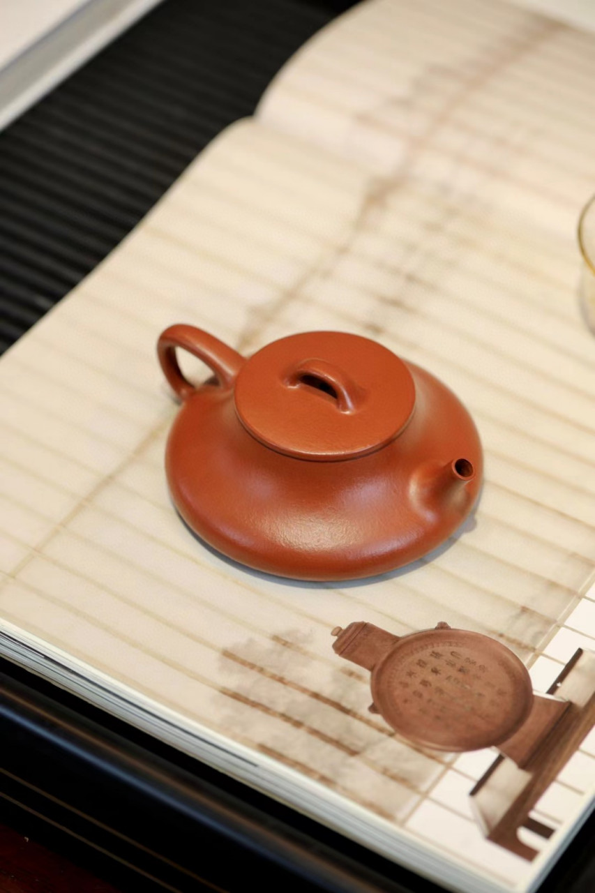 文瓢|原矿朱泥|150cc|半手  嘴,把,钮等部位与壶身暗接,以圆融的转角