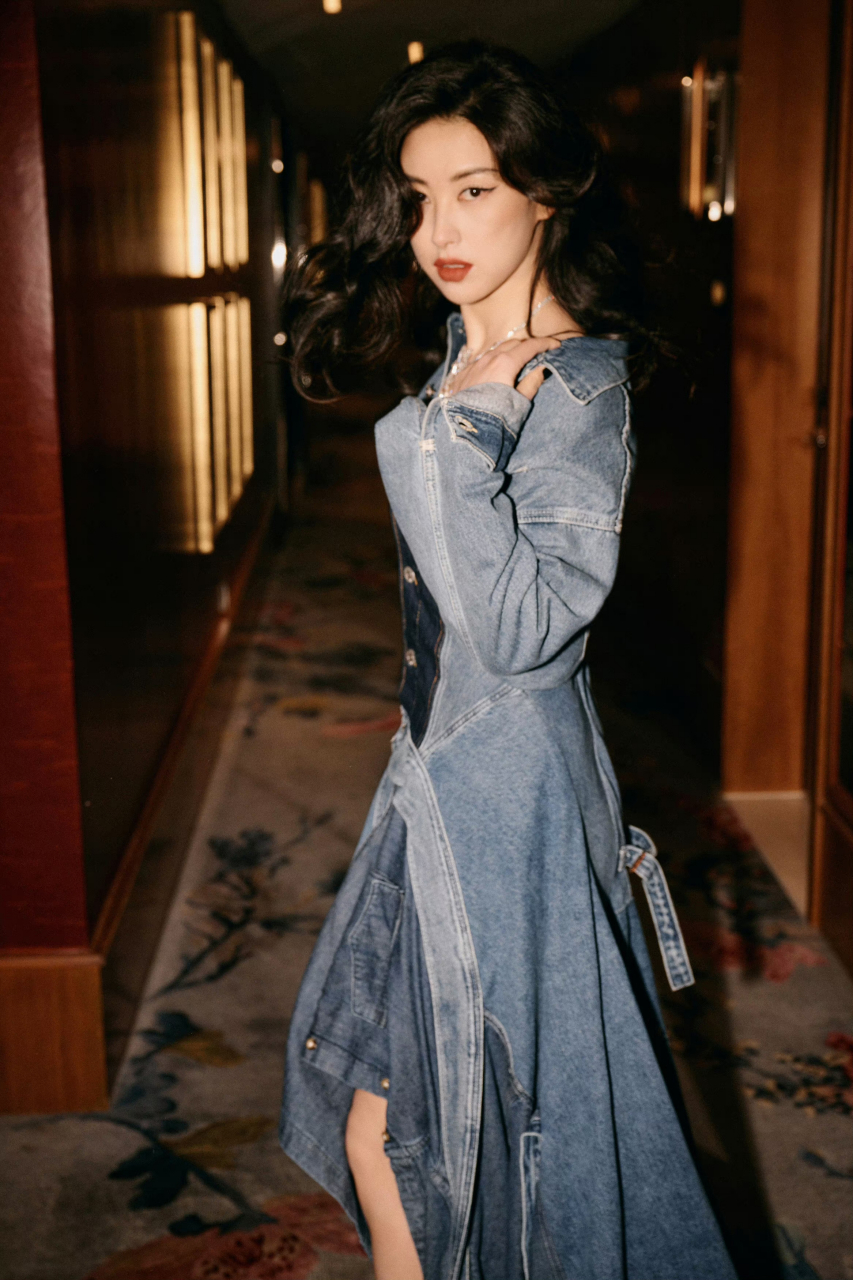 美女# 朱珠身穿拼接牛仔长裙出席时尚之力盛典,尽显个性.