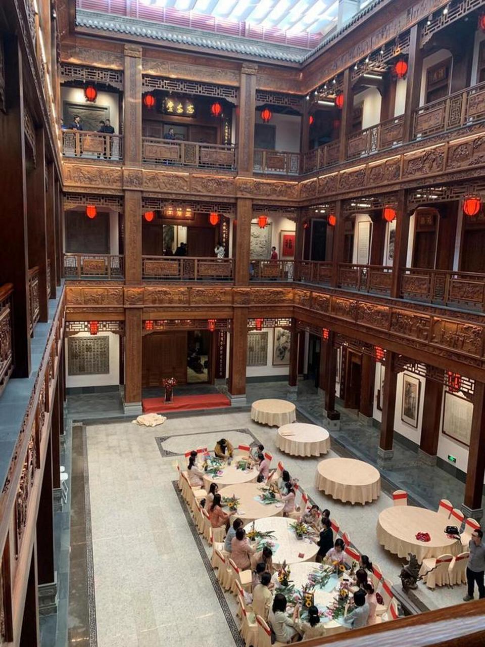 院子里全是黄花梨,罗汉松等贵重苗木