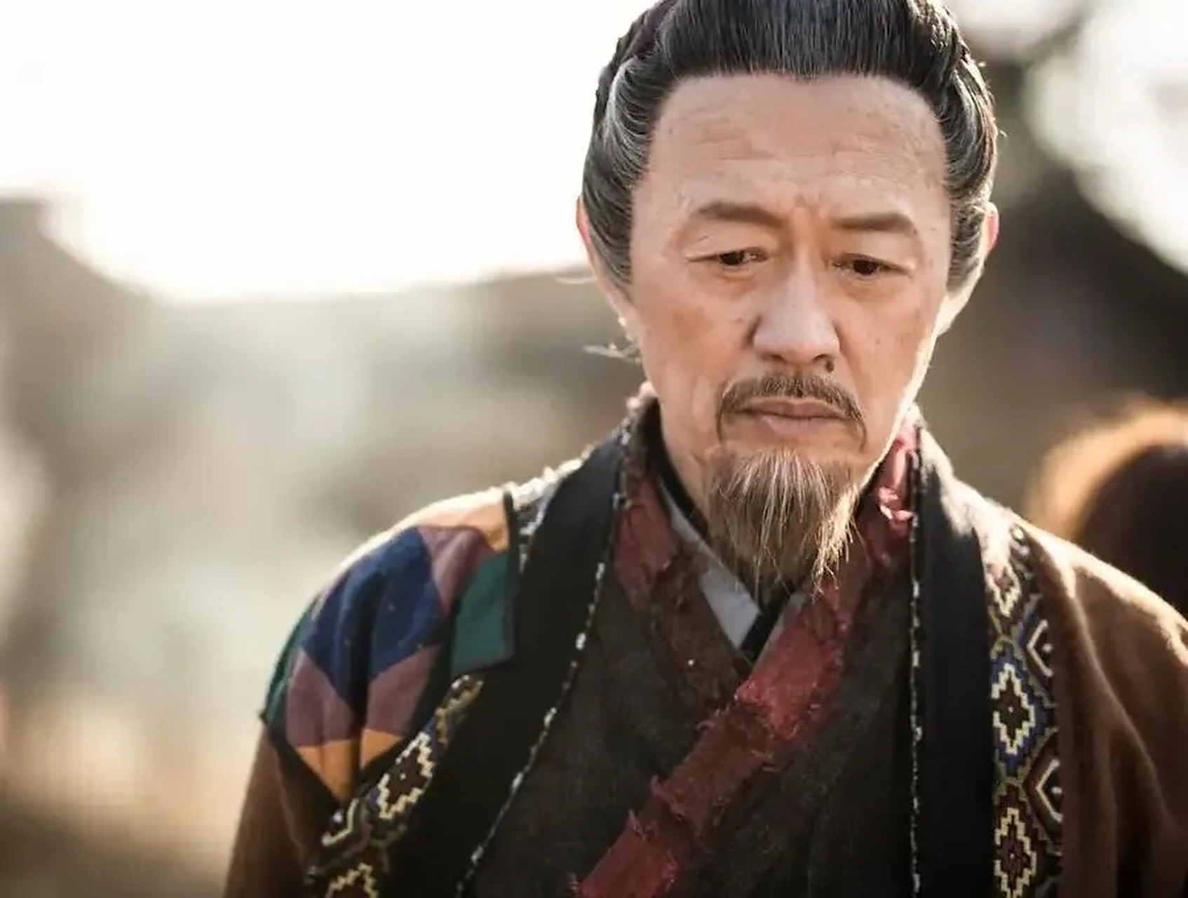 古时候,有位老人正在午睡,迷迷糊糊中感觉有个女子提着衣裙爬上床,径