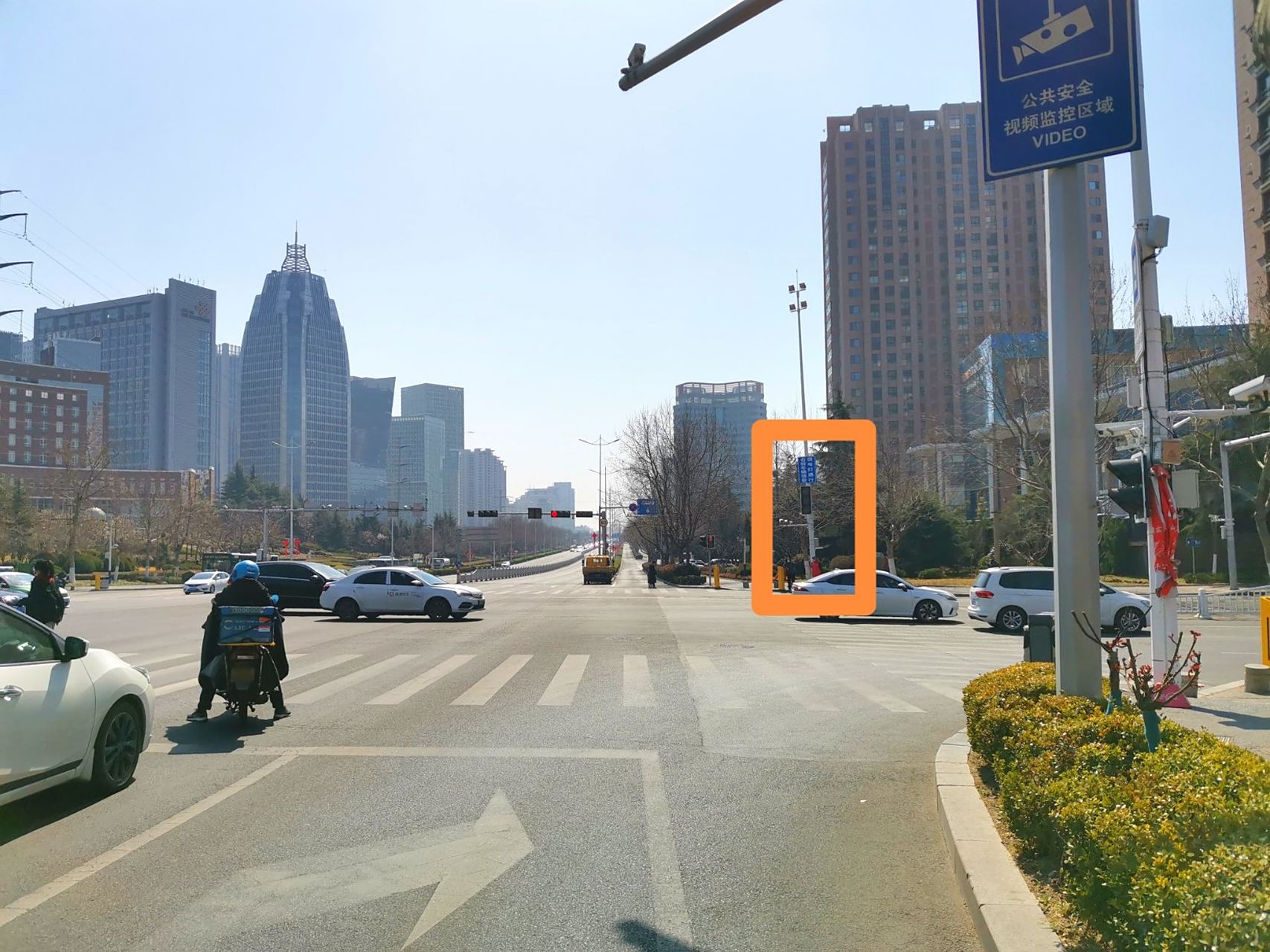 今天在青岛市崂山区,海尔路与同安路交叉路口遇到暖心一幕.