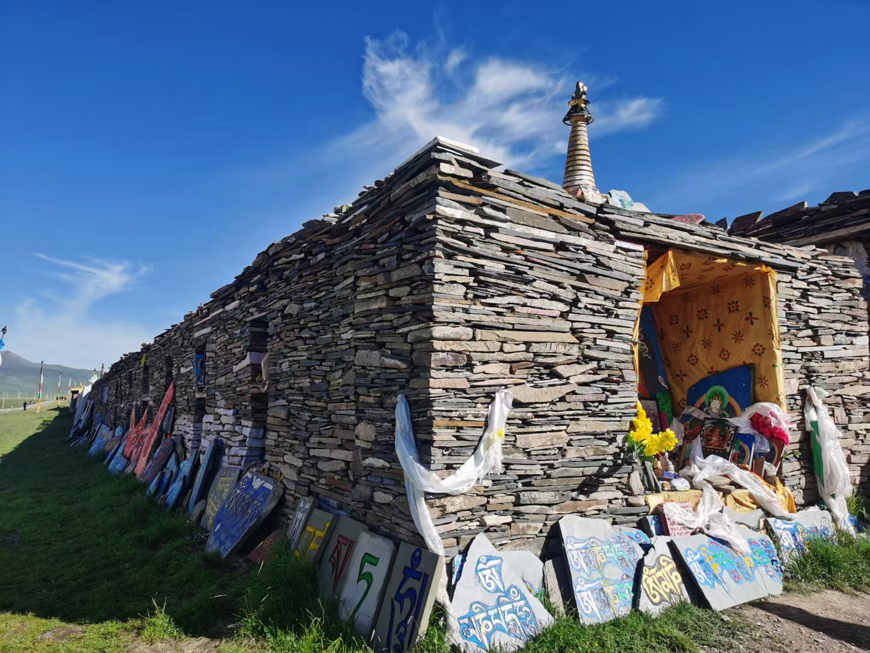 巴格玛尼石经墙位于四川省石渠县长沙贡马乡,巴格玛尼石经墙总长约1.