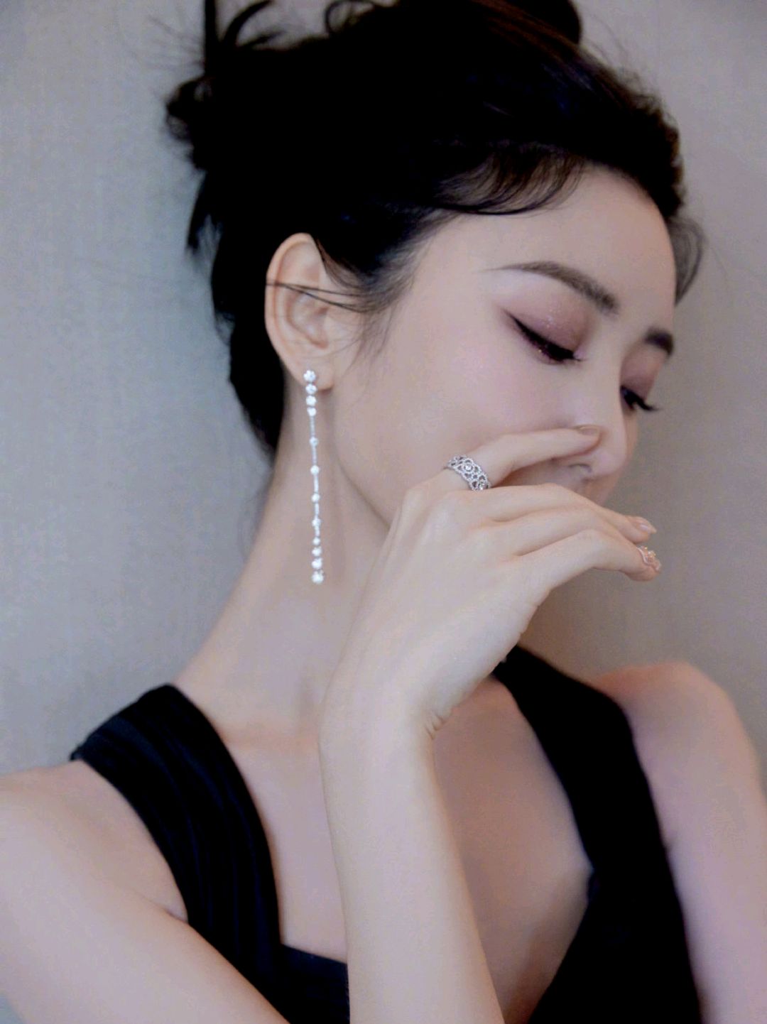 毛晓彤身穿黑色礼服,满是沉稳肃穆,设计上颇具精巧,腰身和肩颈的线条