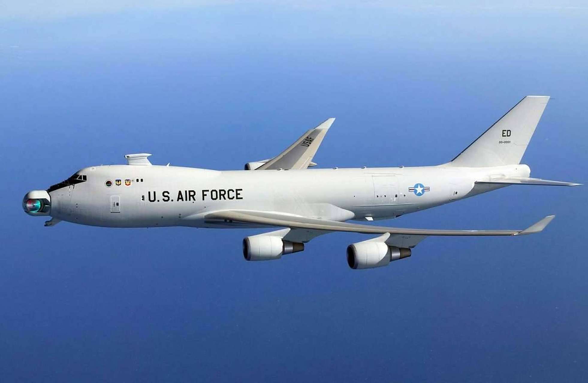 yal-1是美国波音公司研制的机载激光武器系统,装设于改装后的波音747